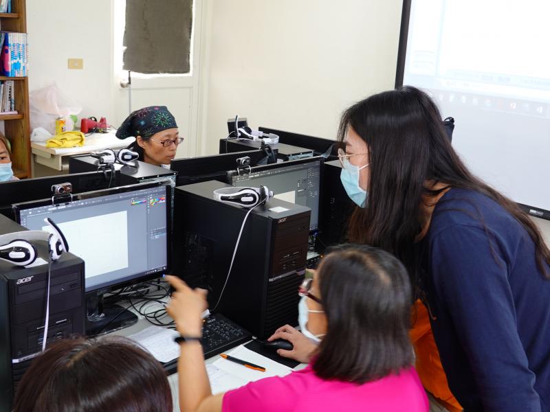 學員初次使用ai軟體對於操作介面較為生疏，講師指導學員操作。