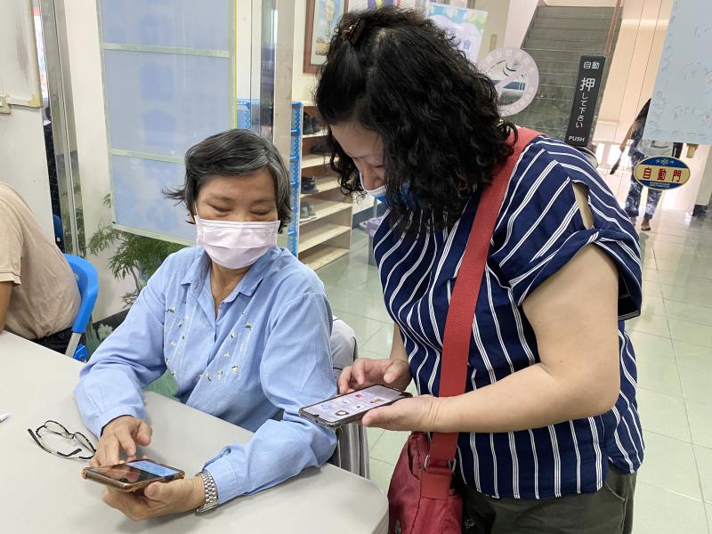 實際操作，從學習中找到問題，學員互相討論練習。