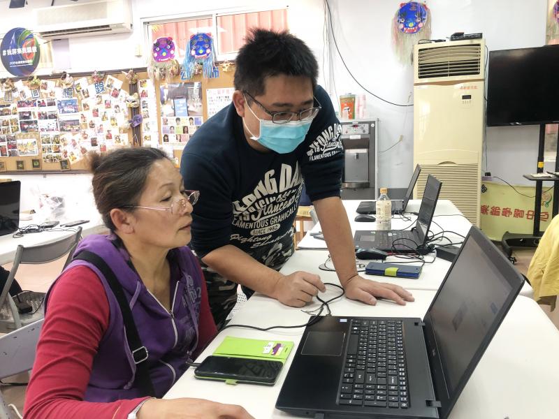 粉專商城開通，DOC志工協助學員操作，完成商城申請。
