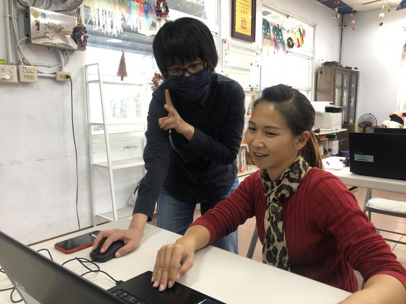 赤山社區執行祕書將社區農特產品如：鳳梨果乾、豆醬、化妝品上架至商城。