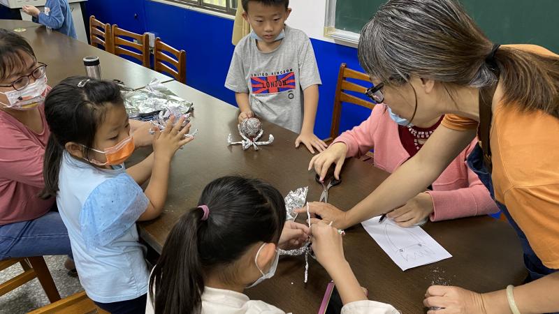 學員按照自己的草圖製作動畫人偶