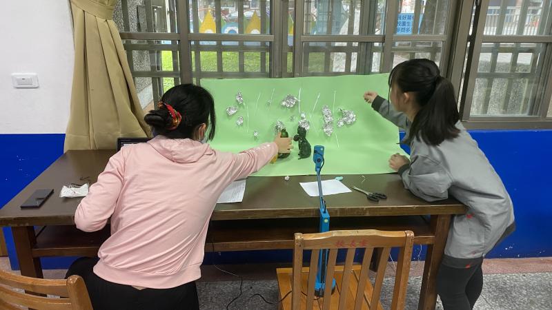 這次利用實物投影機拍攝定格動畫