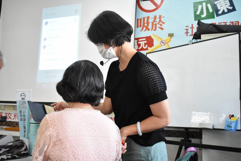 老師指導學生如何註冊學習中心