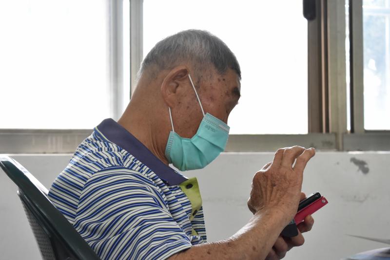 學員正專注地使用手機進入學習中心學習