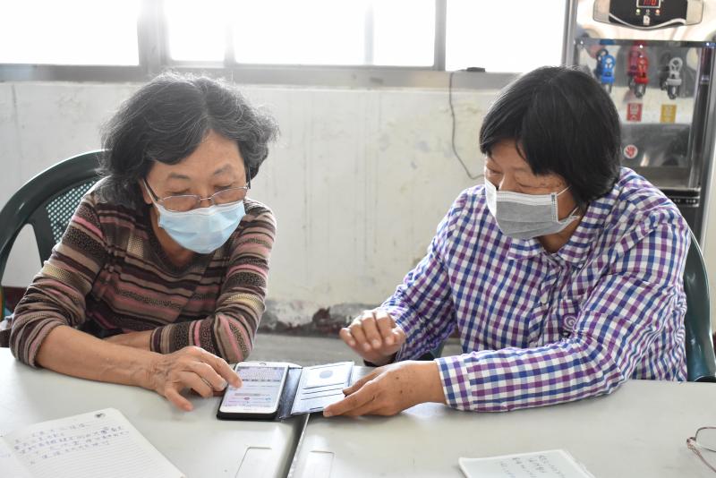 學員們互相討論如何進入學習中心學習