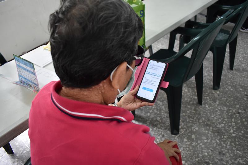 學員正在認真地閱讀學習一把罩的闖關題目