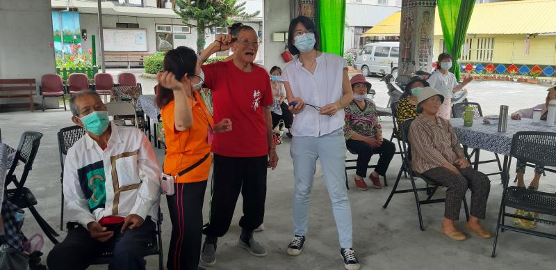 講師引導學員如何操作並N-Switch體感遊戲體驗