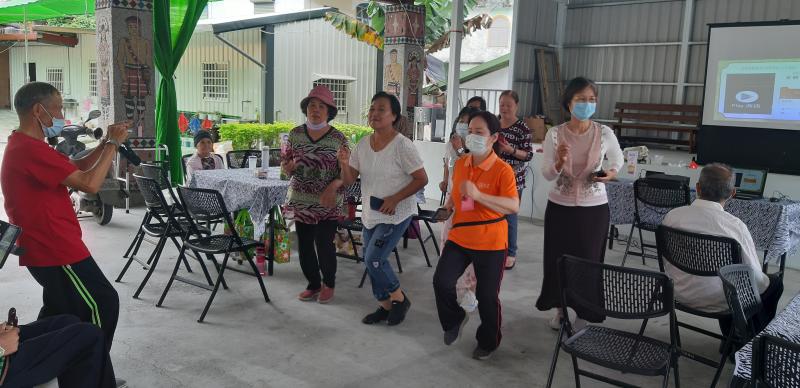 講師和學員一起動起來體驗健康運動APP的功能