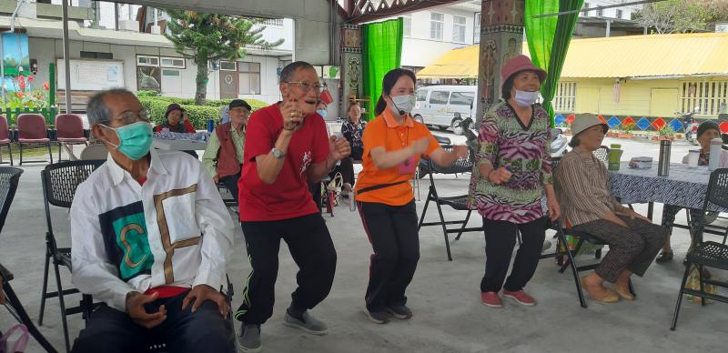 講師和學員一起體驗N-Switch體感遊戲