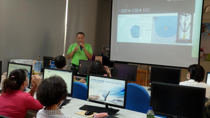 在地講師:張凱棠老師  講解3D的概念(能夠看到全視角)