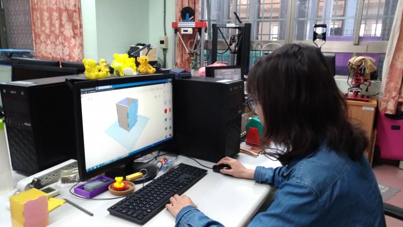 講師仔細說明作品微調處理方式