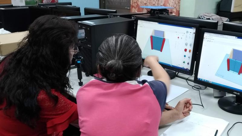 學員們互相研究設計作品