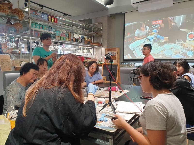 大家聚精會神地聽老師講解