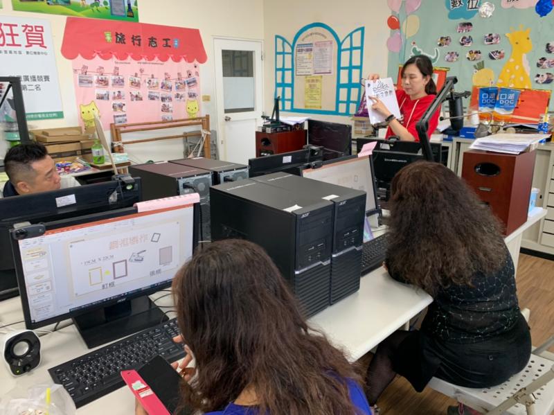 老師講解說明圖案的設計理念