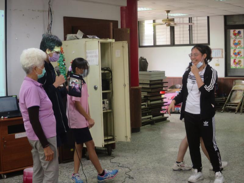 學員上台分享取景照片成果