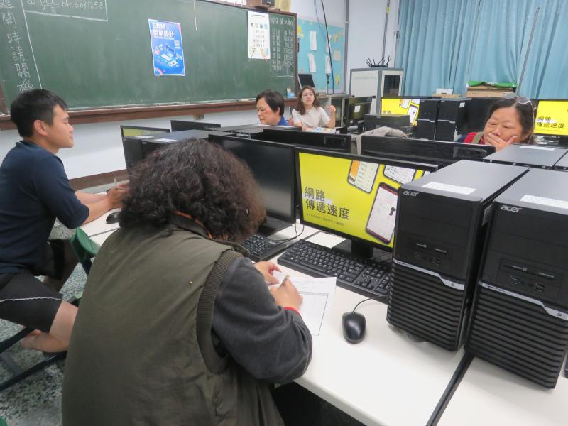 講師帶著社區小農、民眾了解網路行銷的便利性，進而激起大家想要學習製作EDM進行網路行銷的興趣。