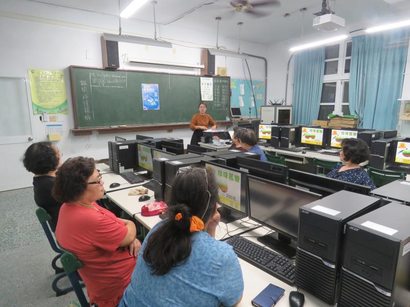 當中有學員自產自銷珍珠芭樂，講師便以此為例講解設計的基本要素、配色需知以及對於該品牌新LOGO的設計給予建議。