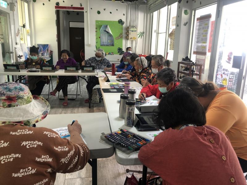 這些長輩學員們很投入在體驗應用課程中，每個都在比認真的，讚！