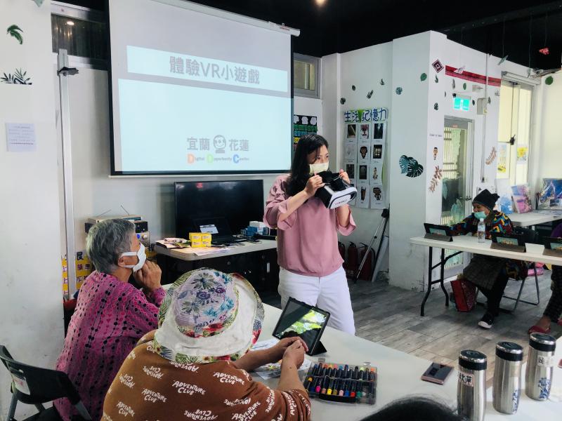 講師介紹AR-VR的原理及相關應用與示範