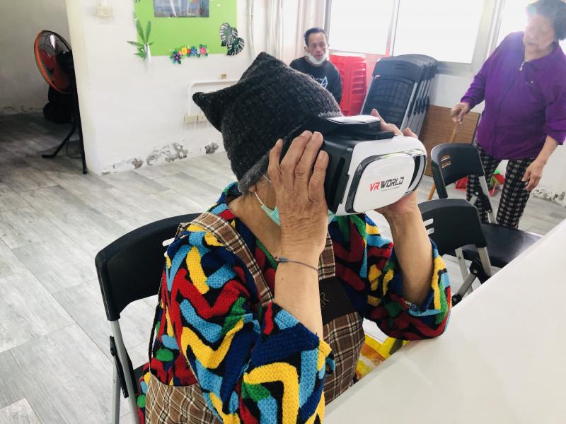 學員體驗數位實境影片，這位學員好認真