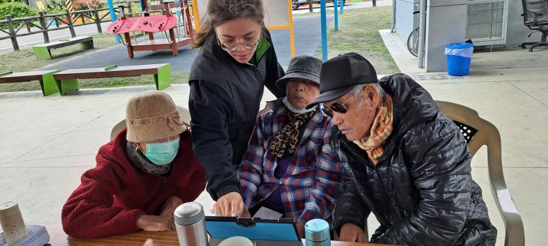 阿公阿嬤互相研討學習如何下載免費「健康計步器軟體」~