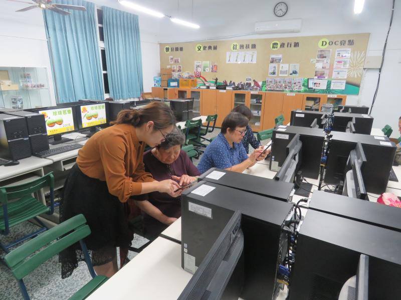 課後學員很積極地拿著手機問講師問題，看來是對於實用又豐富的課程意猶未盡呢！