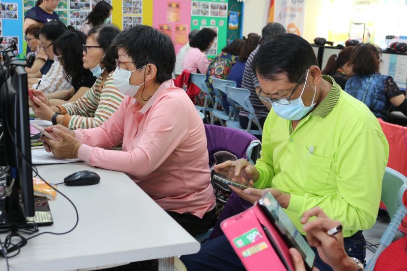 學員很認真地在闖關還會互相討論題目如何解答。