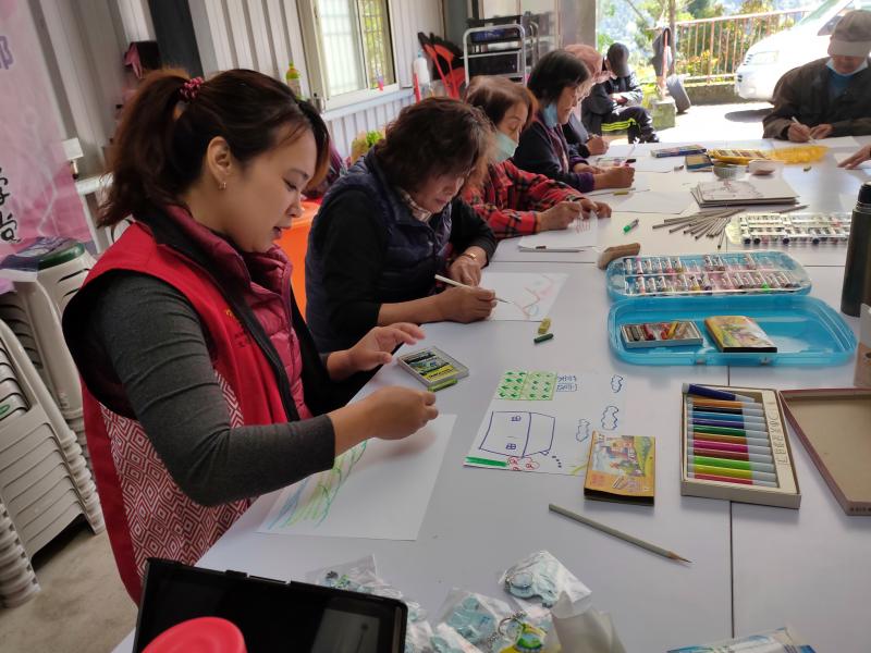 請大家用紙筆畫下自己的故事