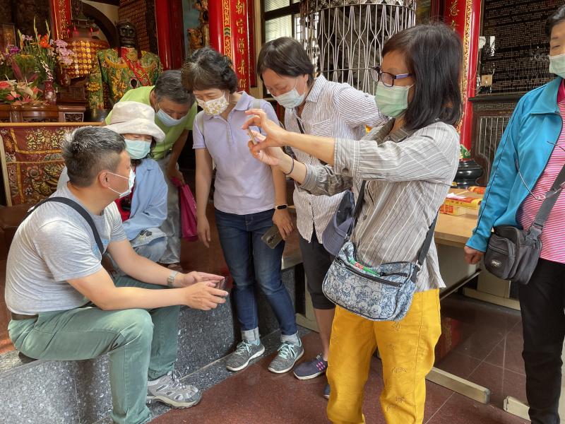 老師和學員一起檢查拍攝成果