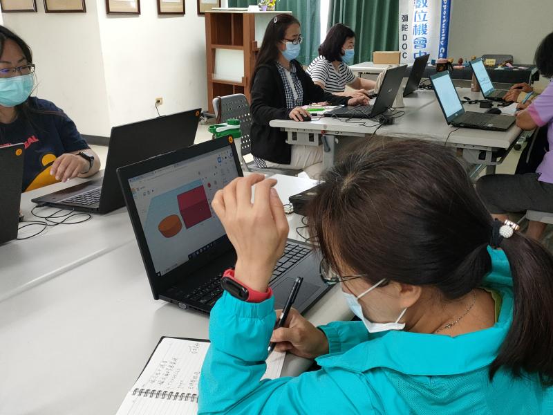 學員深怕遺漏任何步驟所以認真的寫課堂筆記