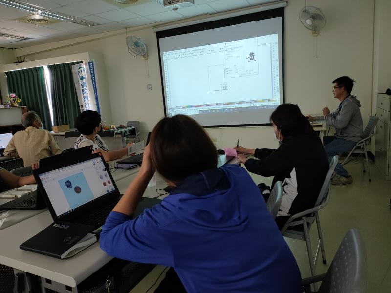 學員仔細調整吊牌的3D繪圖