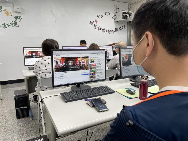 利用電腦大家一起觀看 , 剪輯完成的影片