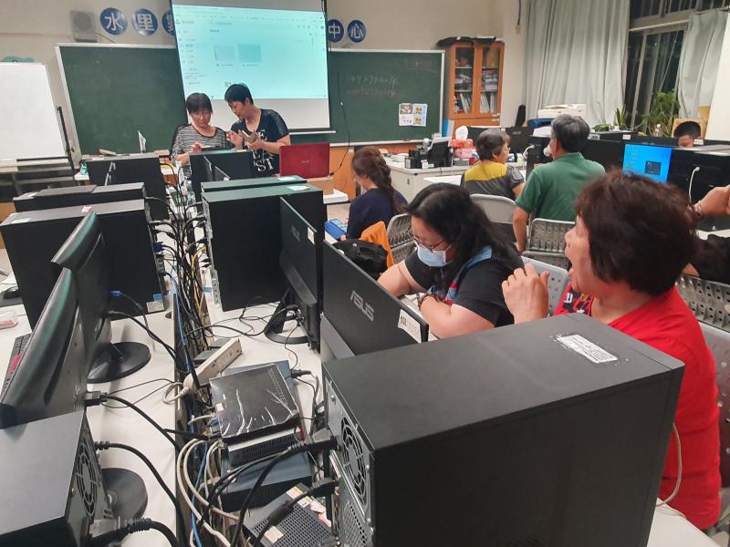 老師講完一段落，學員在座位上練習將雲端資料夾放到手機主畫面.