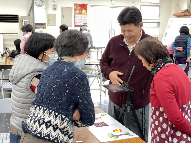 學員認真討論動畫影片腳本。