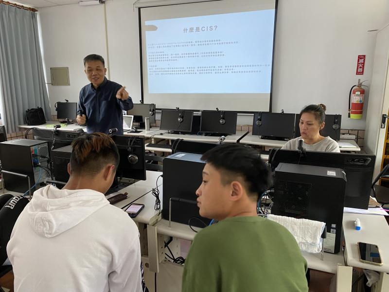 老師介紹色彩原理包含色環、色相、色彩心理學