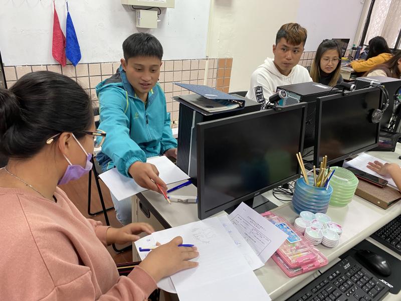 以英士社區為例找出特色元素。 最終以「刺蔥」、「溫泉」為素材；標準色則是以綠色為主色，橙色為配色作為標準色。