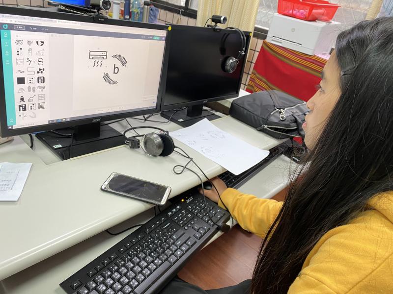 使用CANVA或是DesignEvo線上免費軟體完稿。