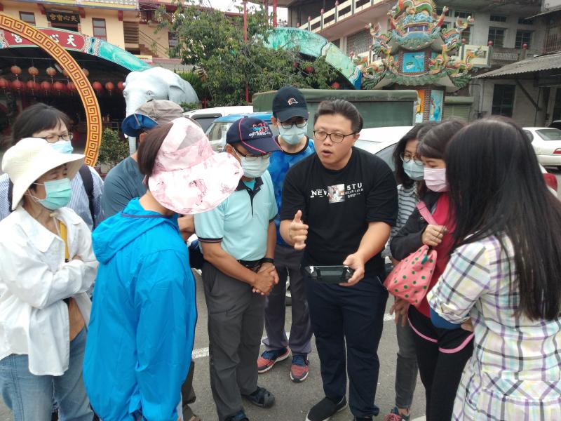 到外面開始講解空拍機使用方式