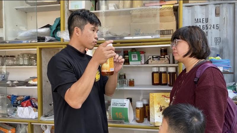 透過學員對店家的問題，找出粉專行銷蜂蜜的主題內容。