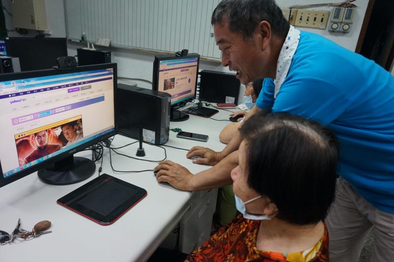 用關鍵字搜尋旅遊或飯店名稱