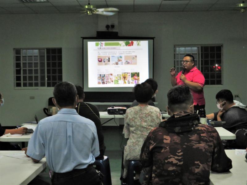 課程一開始請佳冬DOC會長向各位學魚介紹DOC與服務項目