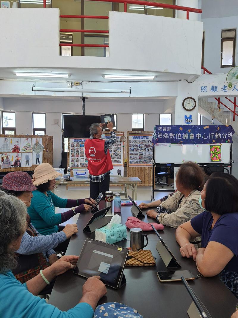 老師一步一步的帶領長者，減少長者的尷尬...你的問題我知道...，順利的進入課程的核心。