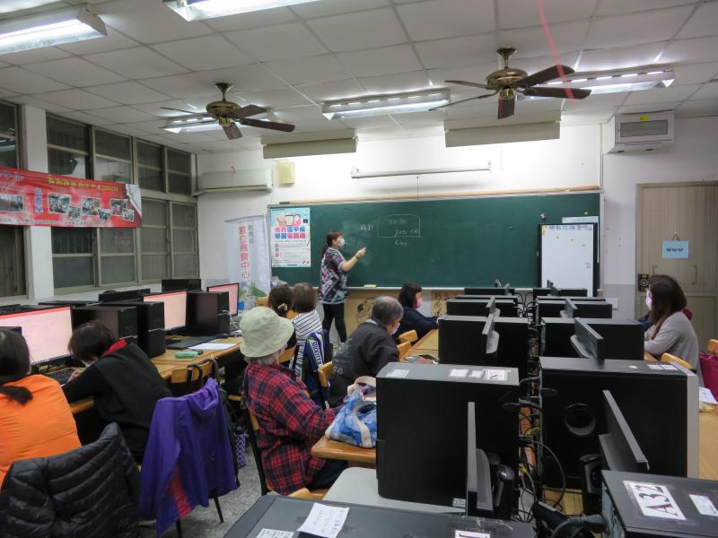 學員們仔細聽老師說明