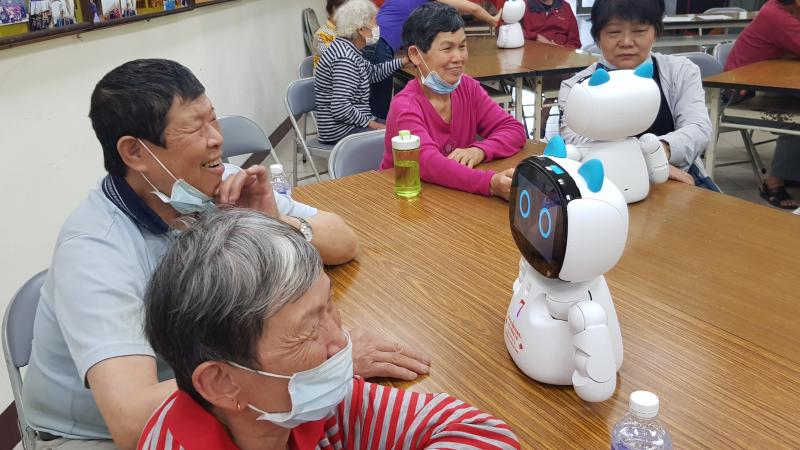 看到機器人打招呼很開心