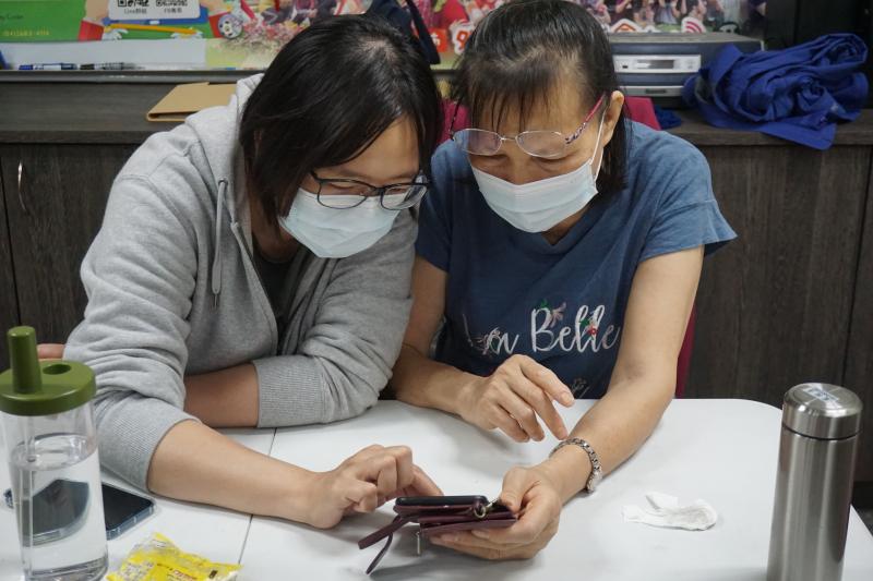 陪媽媽一起來上影片剪輯