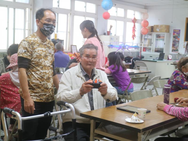 超認真的學習態度--社區長輩第一次體驗空拍機課程
