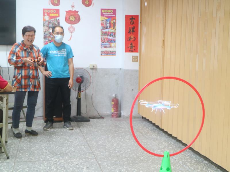 長輩自己都沒想到竟然能順利飛行,來回都闖關成功!!