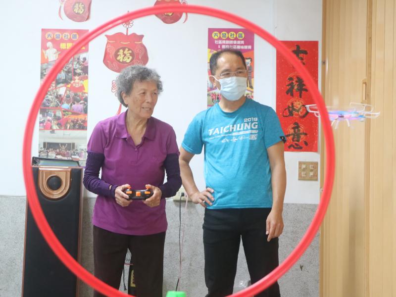 阿嬤鼓起勇氣體驗無人機闖關,看起來是不是很厲害啊!!