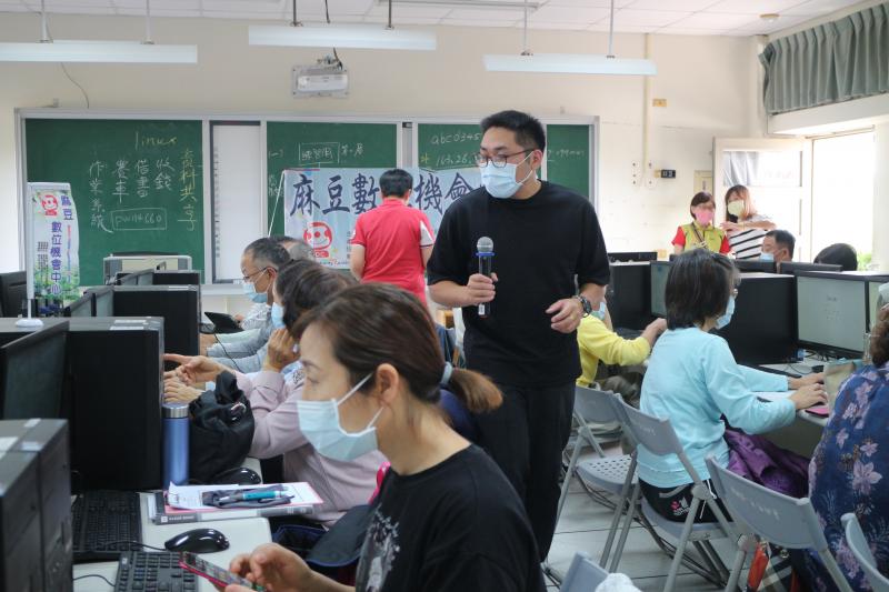 老師教學員如何在GoogIe建立我的商家