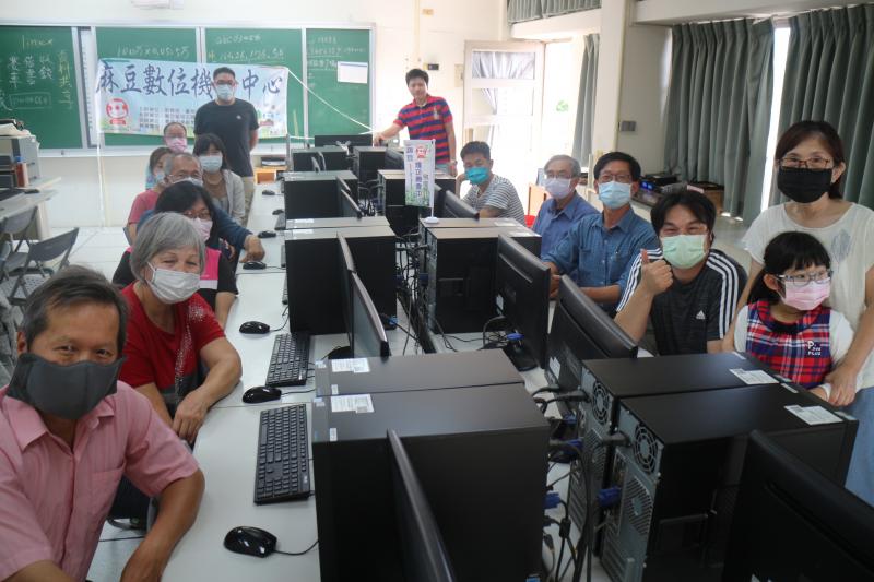 大家再一起學習，拍個團體照